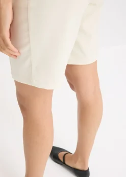 Bermuda avec boutons décoratifs