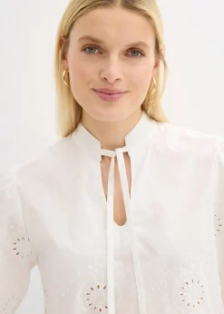 Blouse courte à broderies anglaises