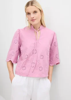 Blouse courte à broderies anglaises