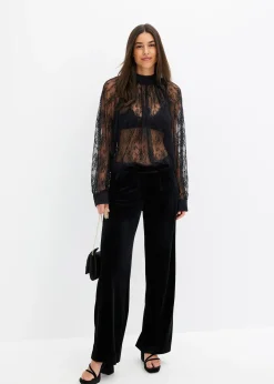 Blouse en dentelle légèrement transparente