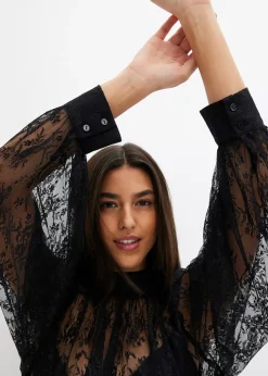 Blouse en dentelle légèrement transparente