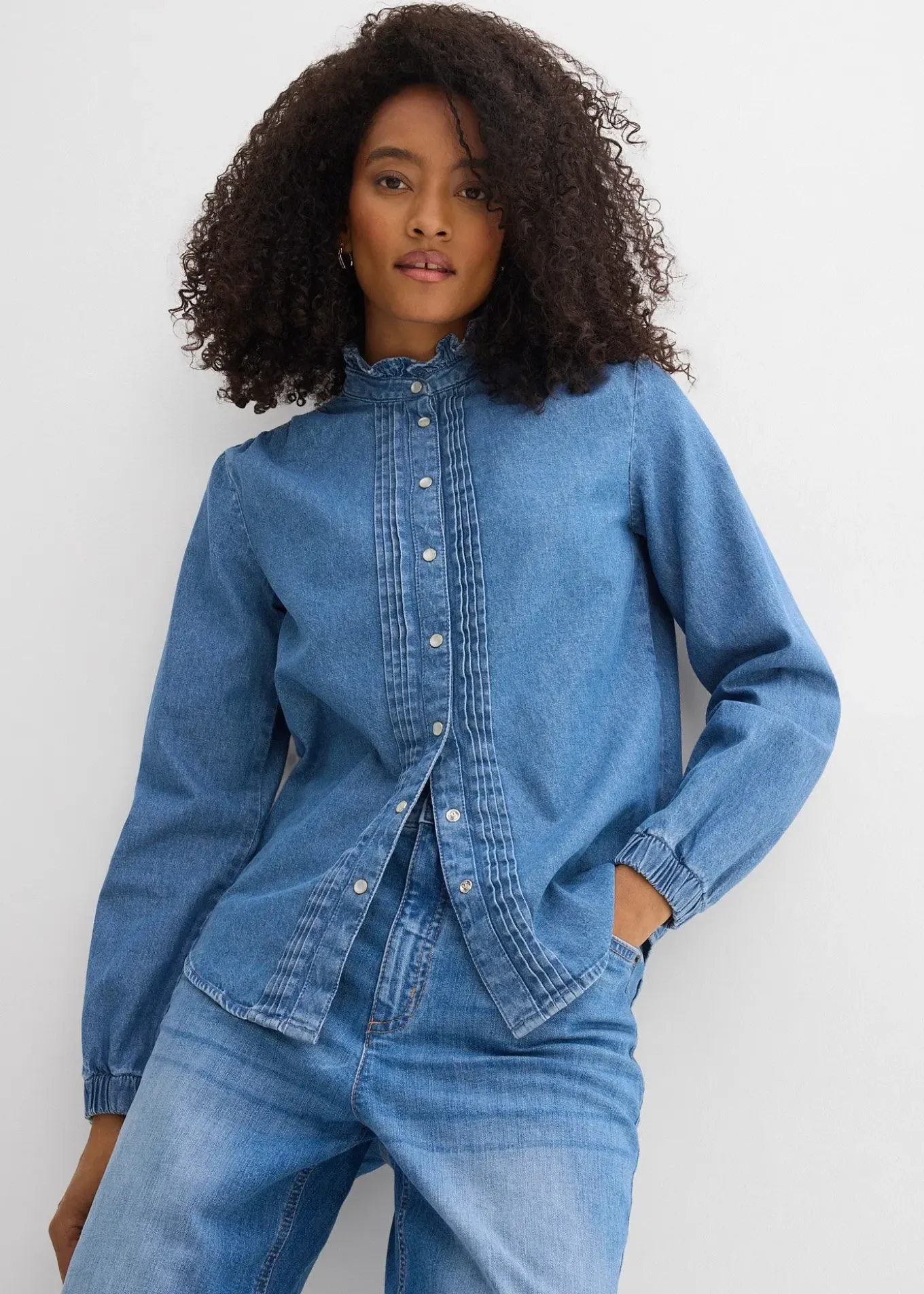 Blouse en jean à finitions volantées