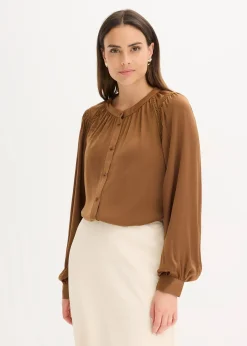 Blouse en satin avec galons en dentelle