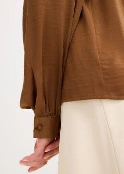 Blouse en satin avec galons en dentelle