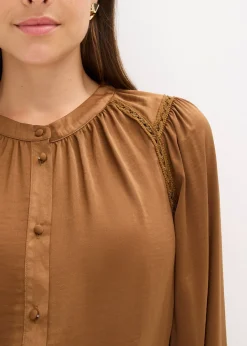 Blouse en satin avec galons en dentelle