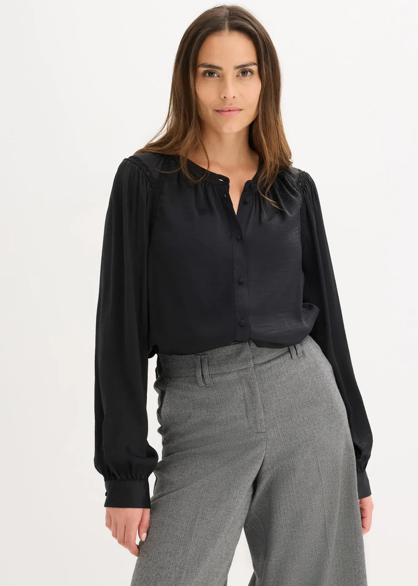 Blouse en satin avec galons en dentelle