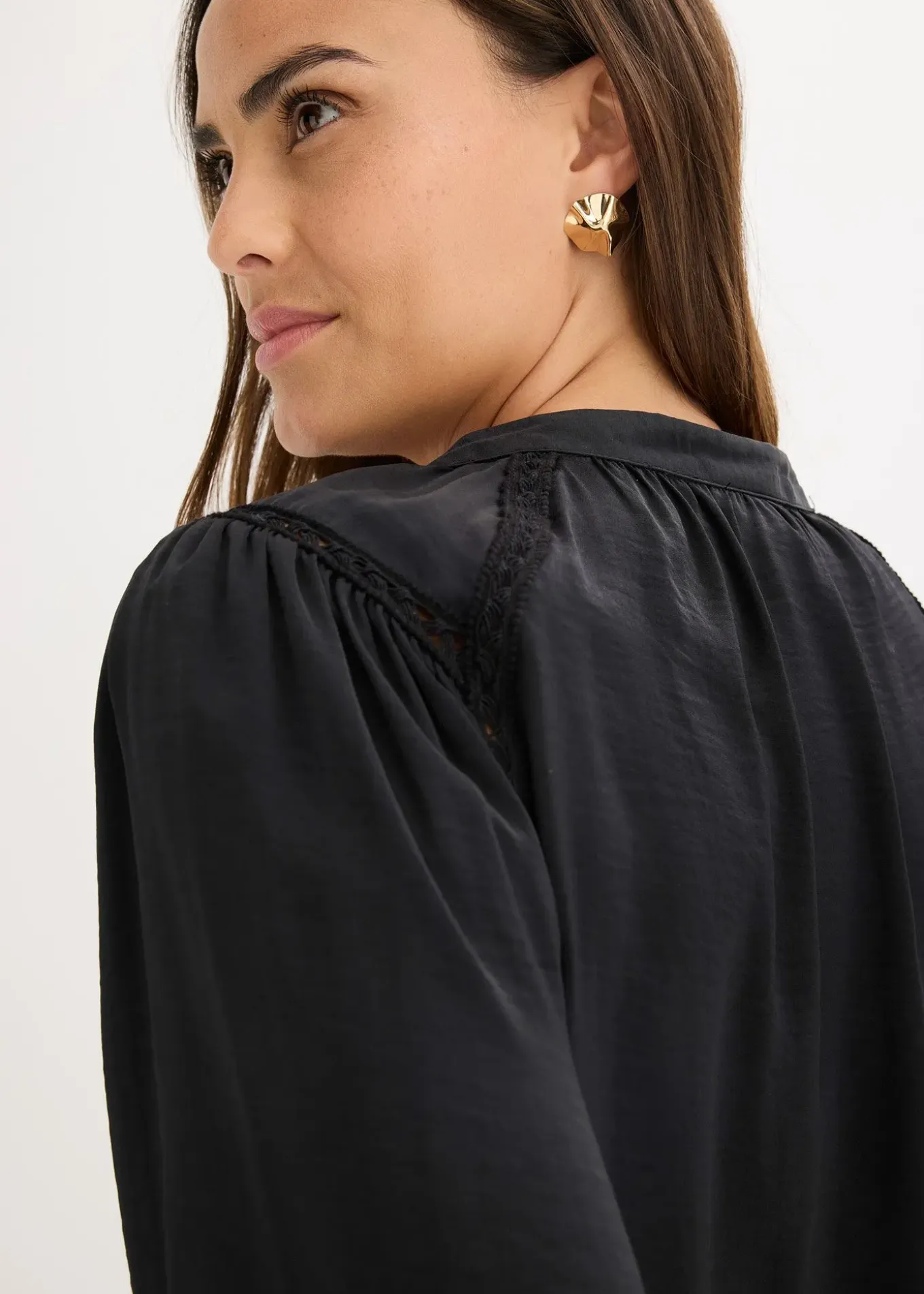 Blouse en satin avec galons en dentelle