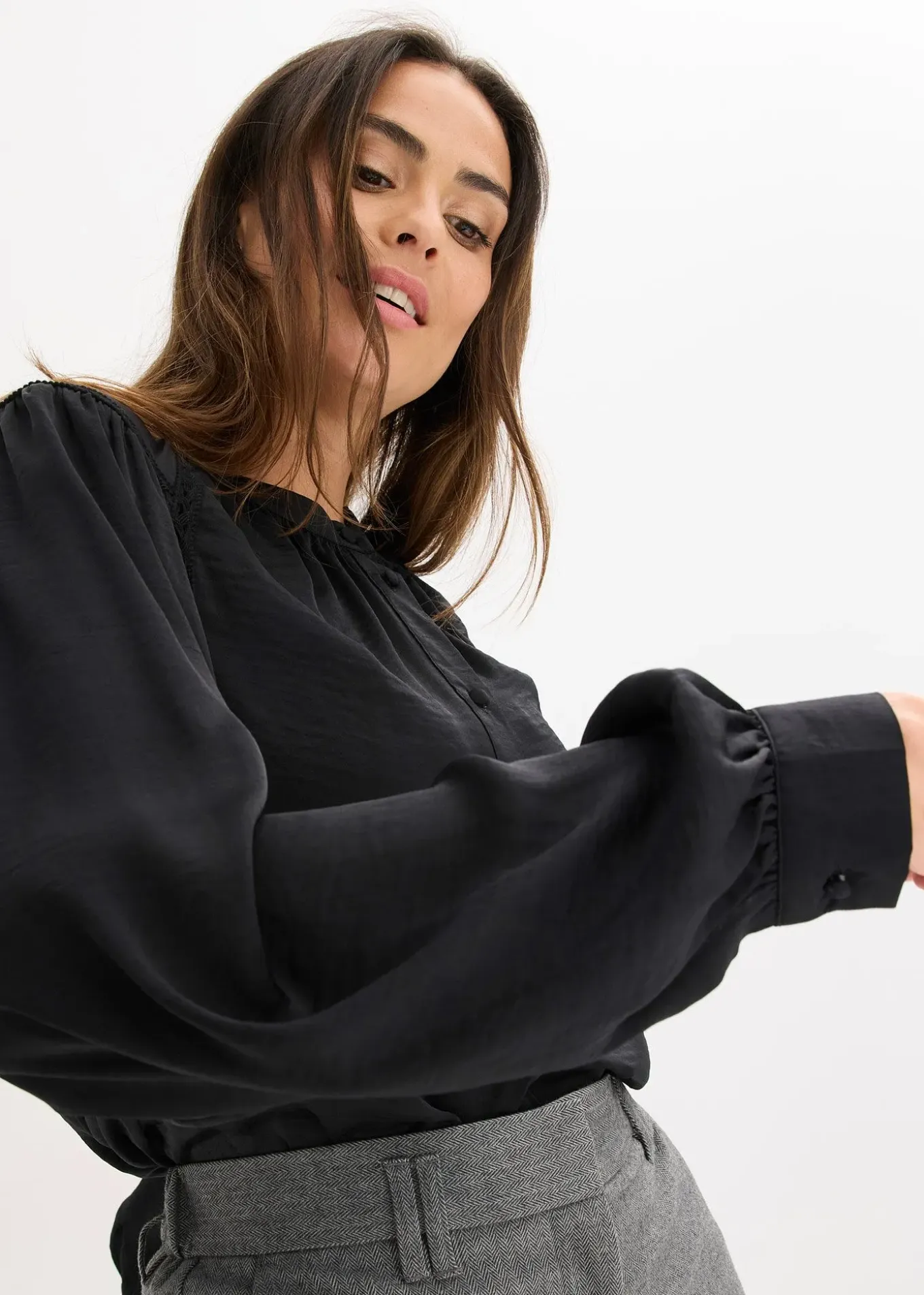 Blouse en satin avec galons en dentelle