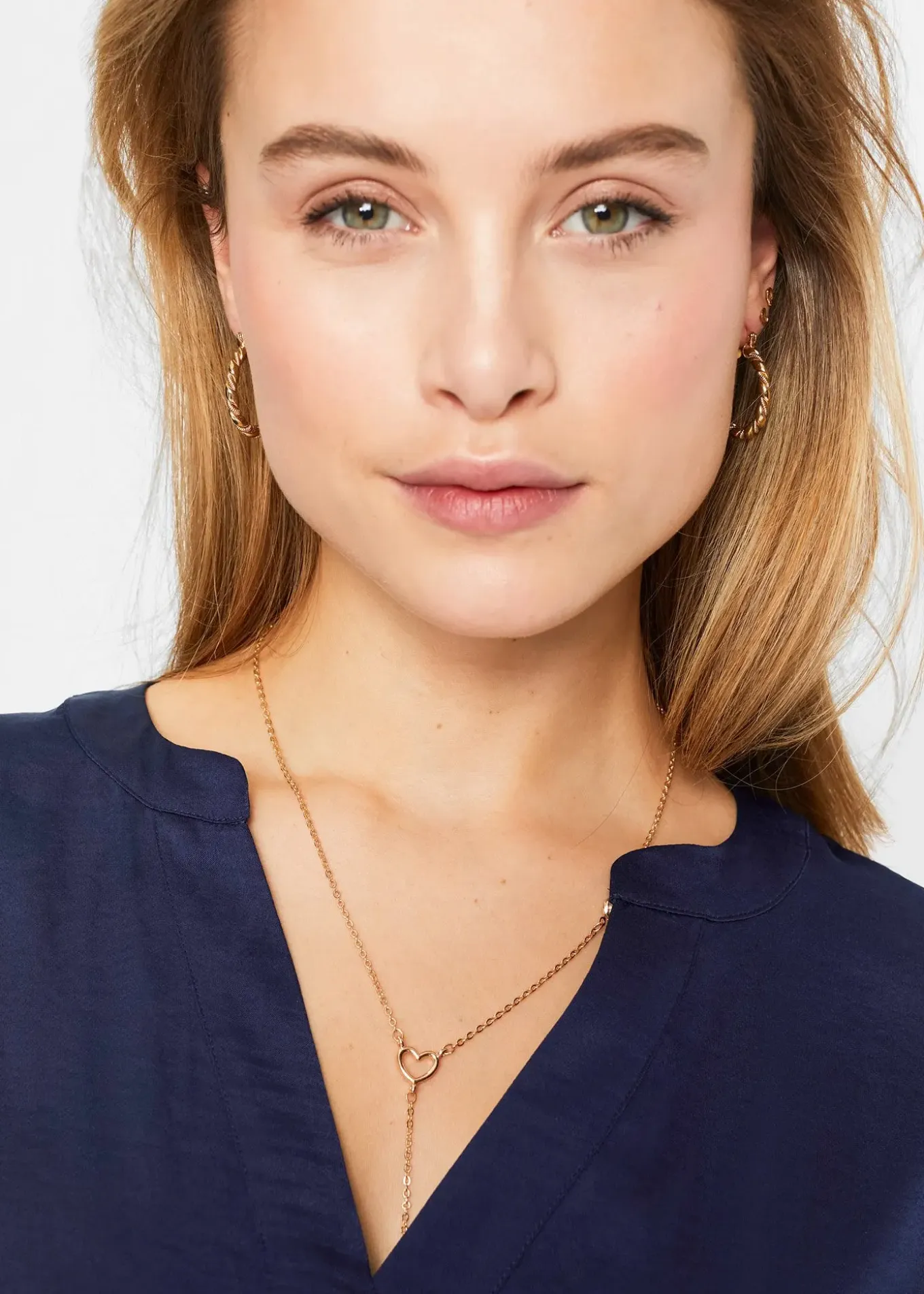 Blouse manches courtes ample en satin avec épaules descendues