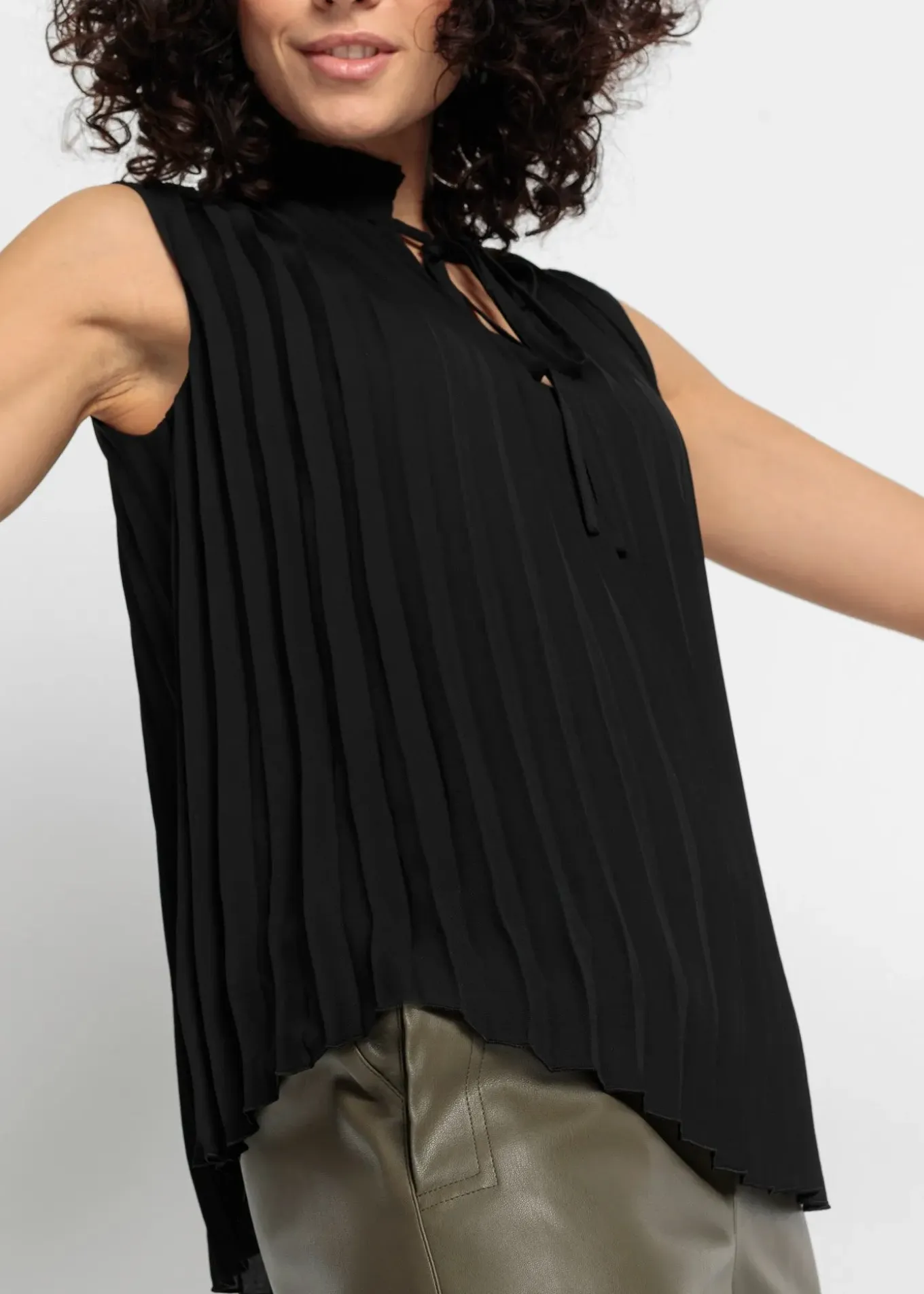 Blouse plissée sans manches