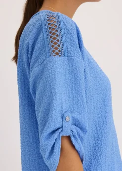 Blouse texturée avec bande de dentelle