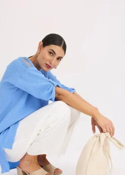 Blouse texturée avec bande de dentelle