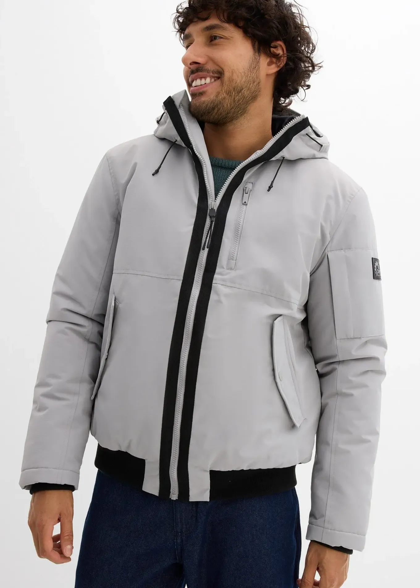 Blouson d’hiver à capuche et détails sportifs