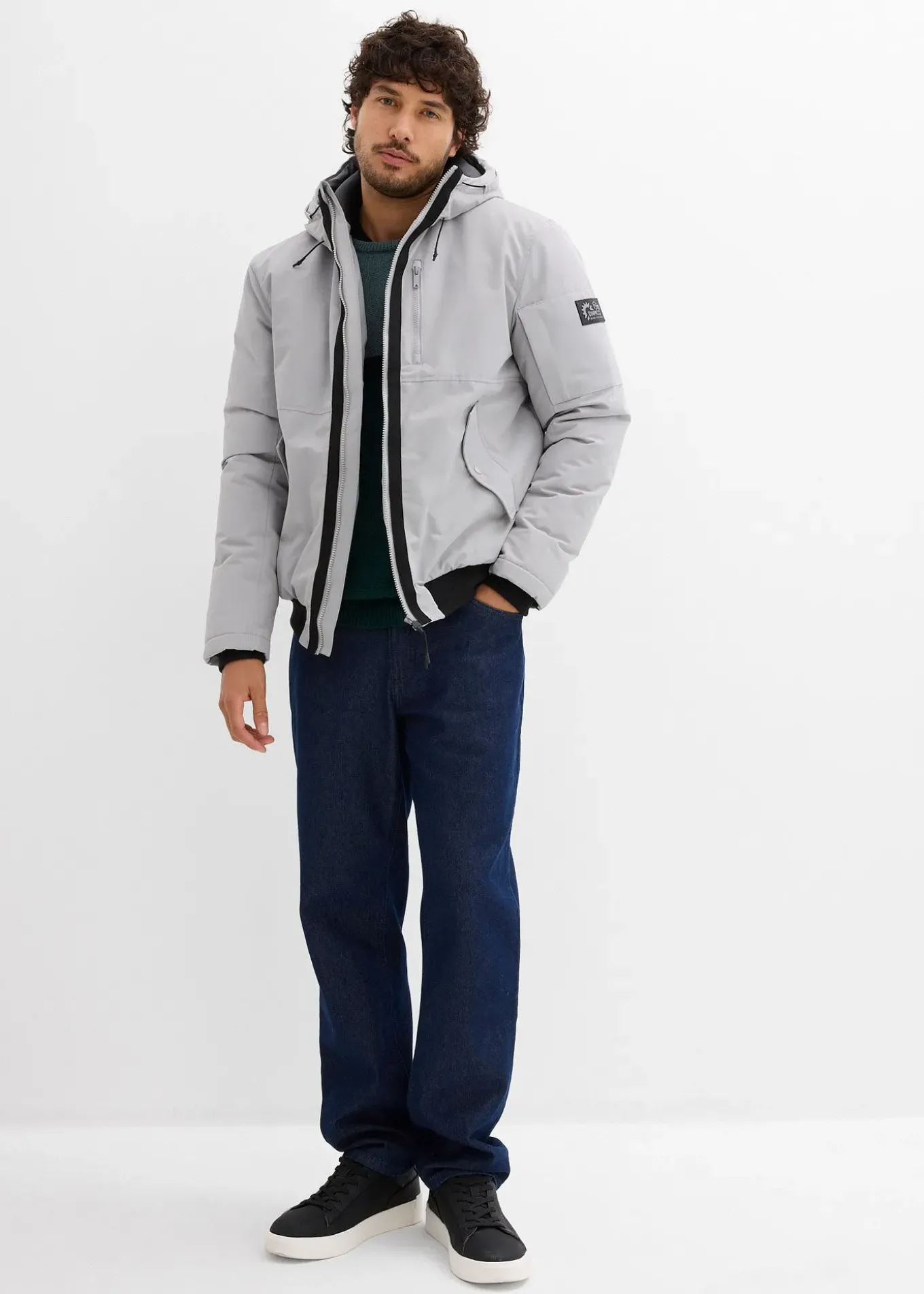 Blouson d’hiver à capuche et détails sportifs