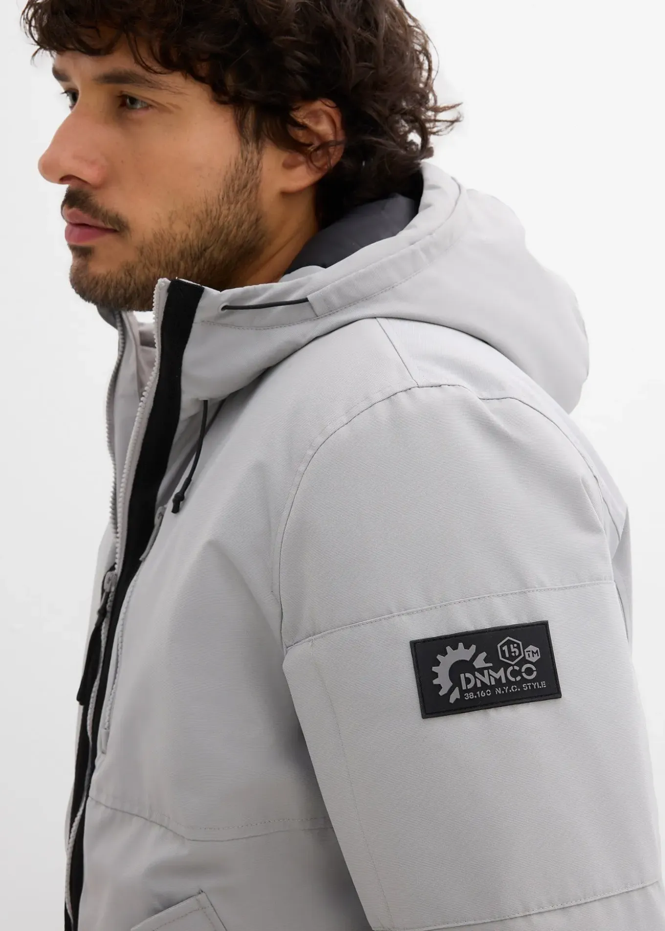Blouson d’hiver à capuche et détails sportifs