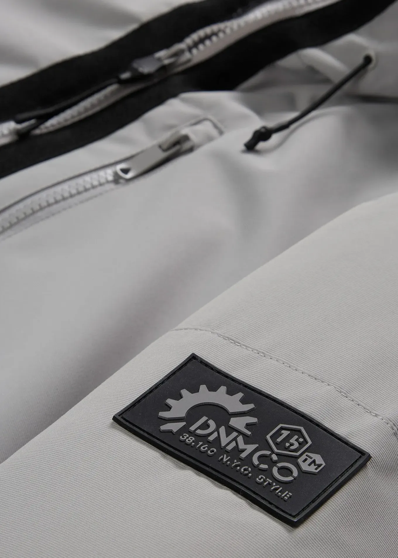 Blouson d’hiver à capuche et détails sportifs