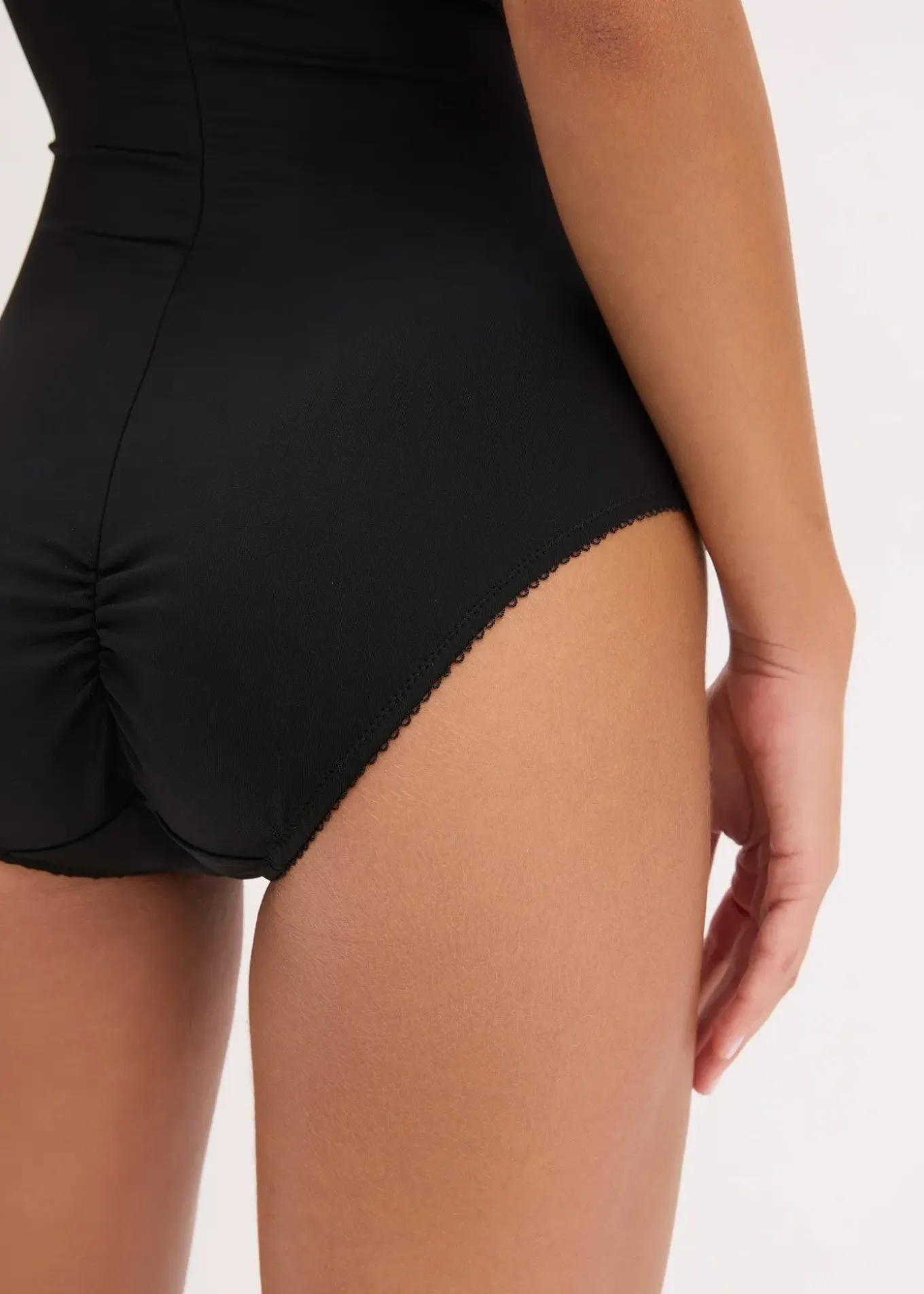 Body sculptant avec fil brillant, maintien léger