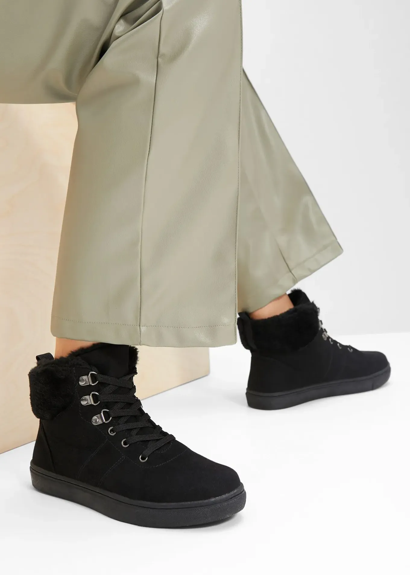 Boots fourrées à lacets