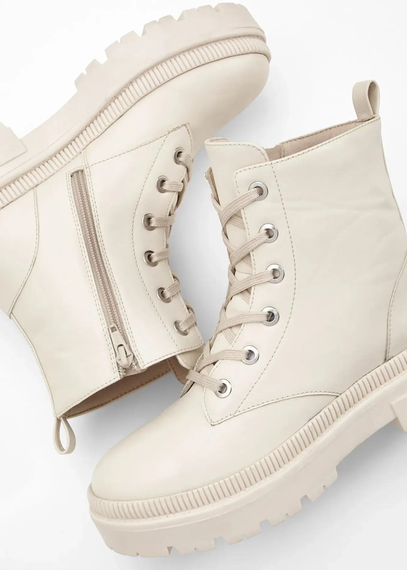 Boots lacées à semelle crantée