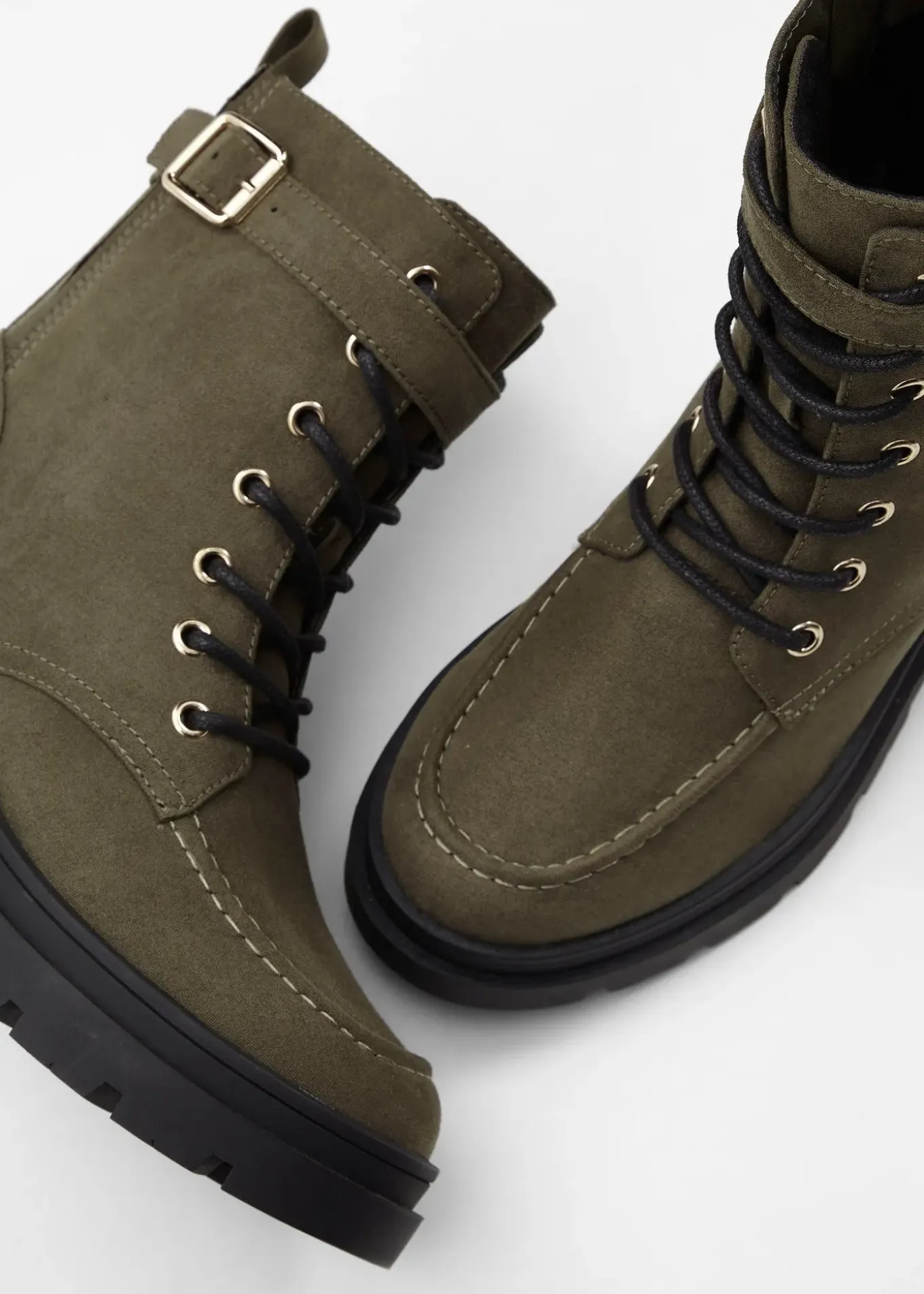 Boots lacées avec boucle