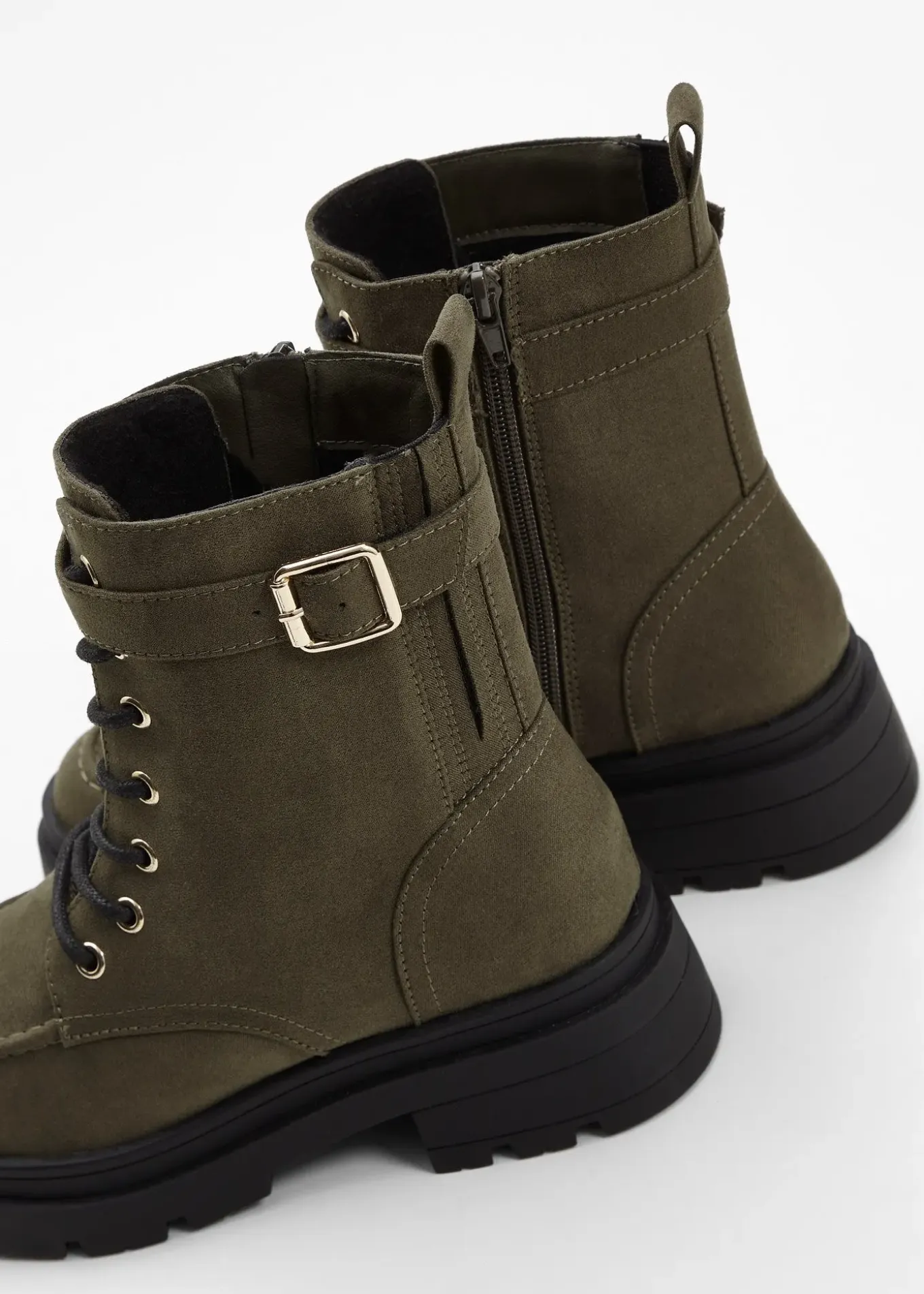 Boots lacées avec boucle