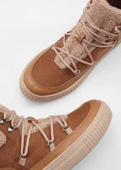 Boots lacées et doublées