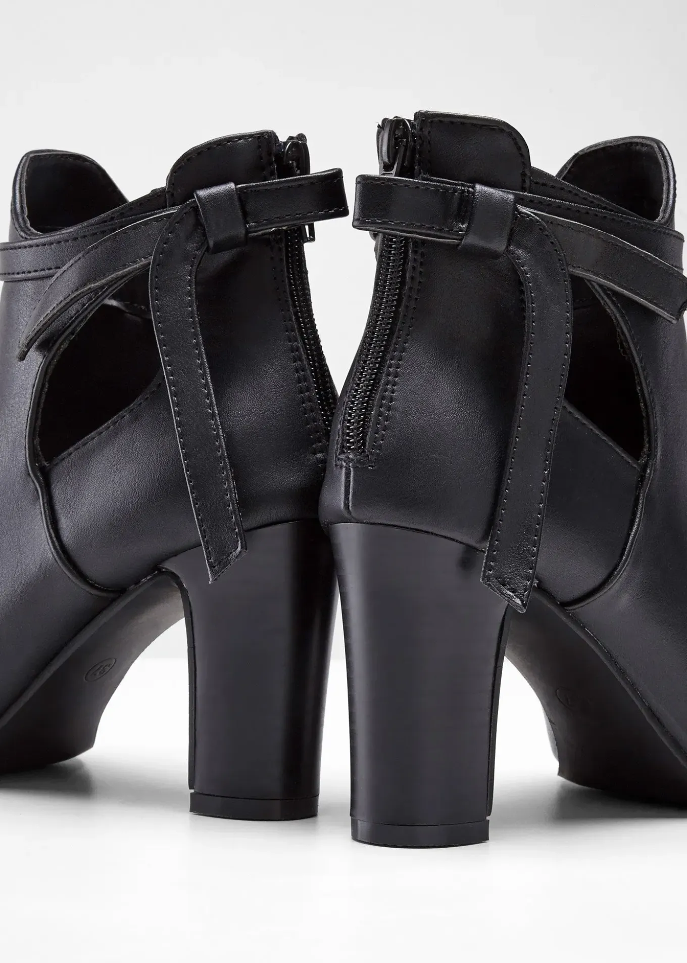 Bottines à découpes