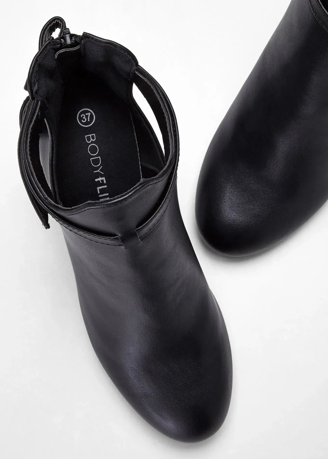 Bottines à découpes