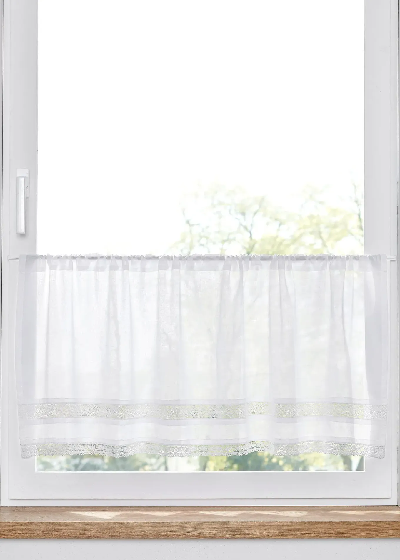 Brise-bise à bordure dentelle