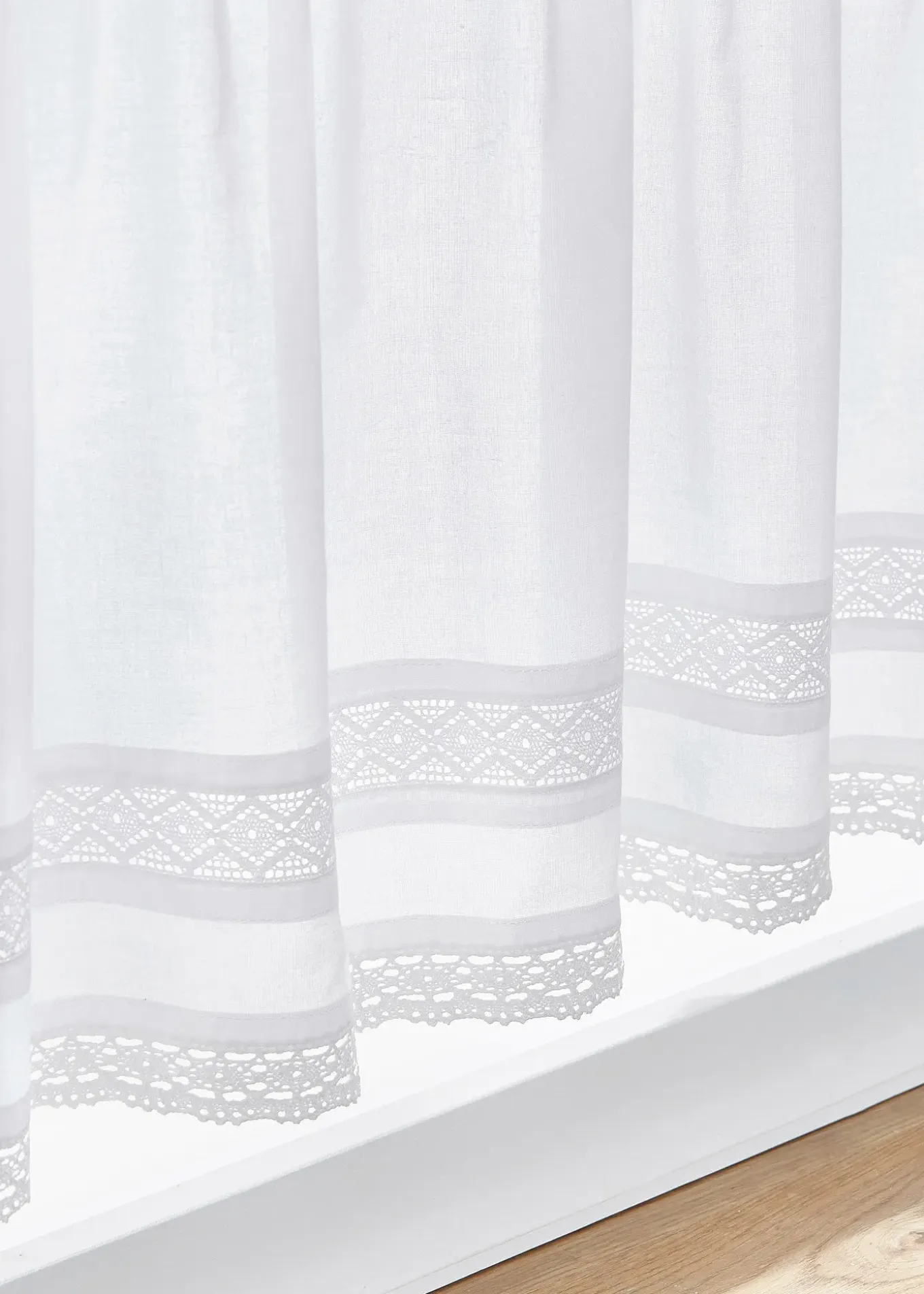 Brise-bise à bordure dentelle