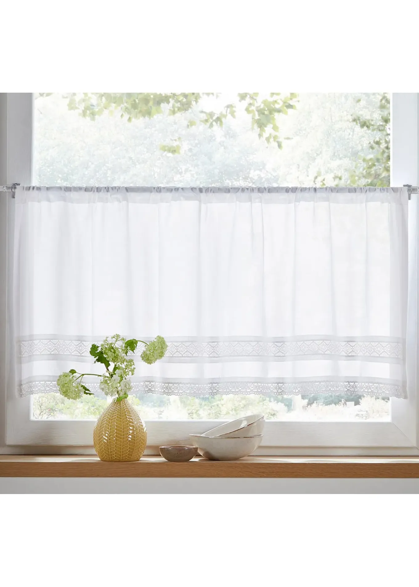 Brise-bise à bordure dentelle