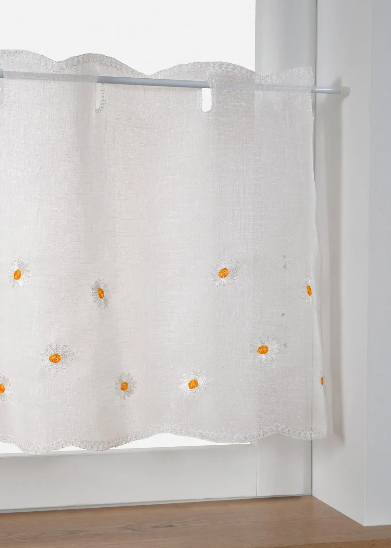 Brise-bise à broderie florale