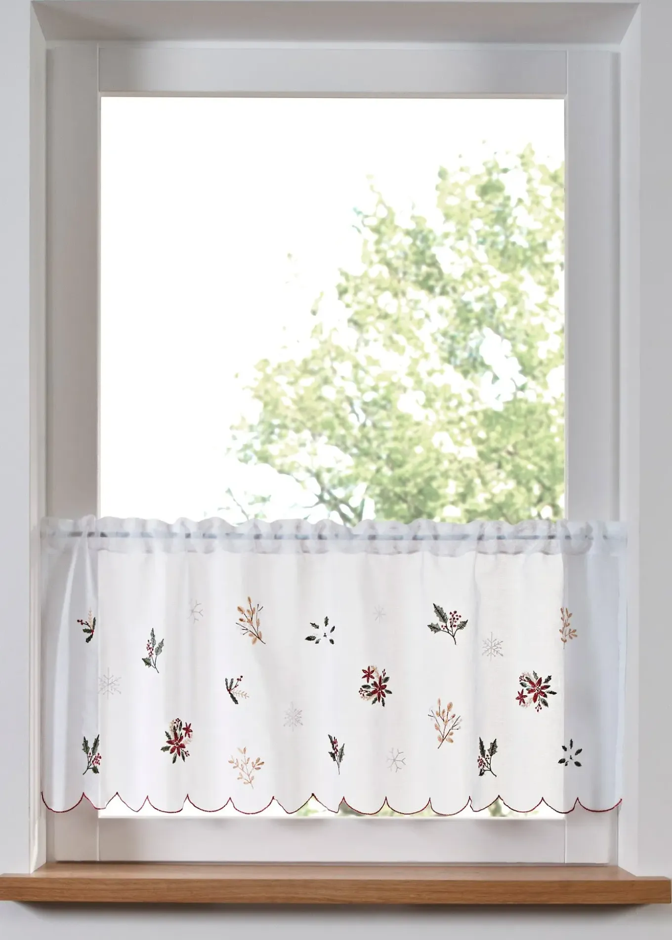 Brise-bise avec broderies hivernales