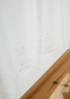 Brise-bise brodé en coton