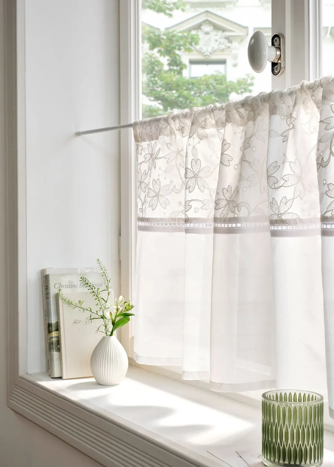 Brise-bise en coton avec broderies