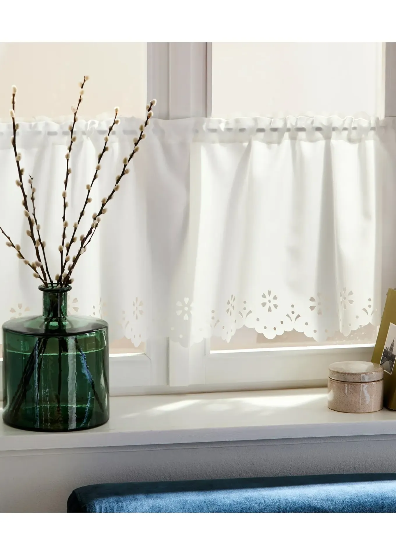 Brise-bise semi-transparent à bordure décorative