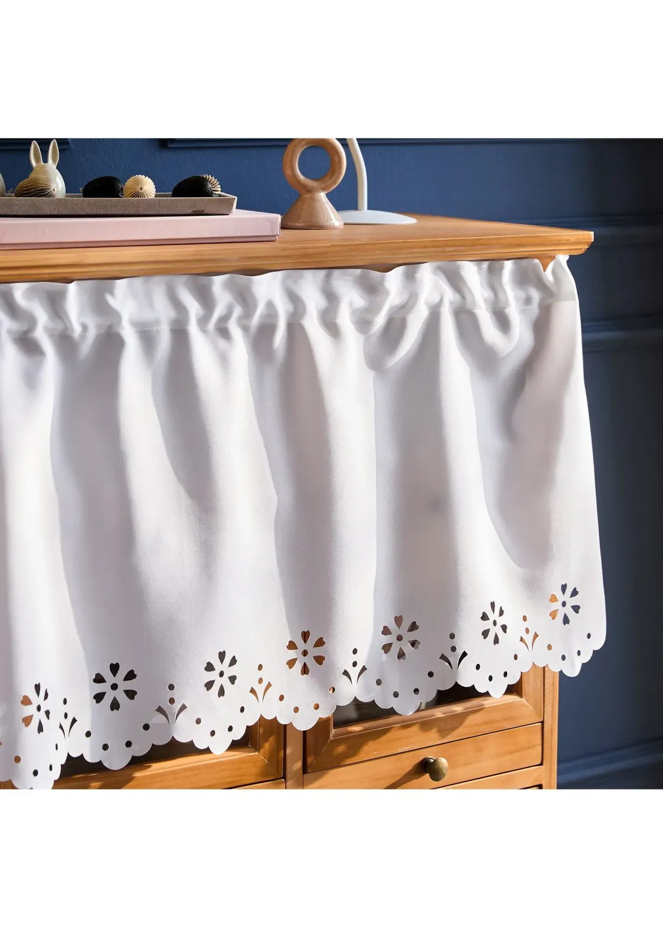 Brise-bise semi-transparent à bordure décorative