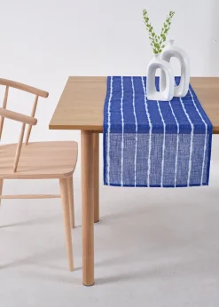 Chemin de table contenant du lin