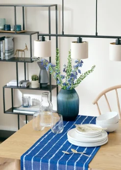 Chemin de table contenant du lin