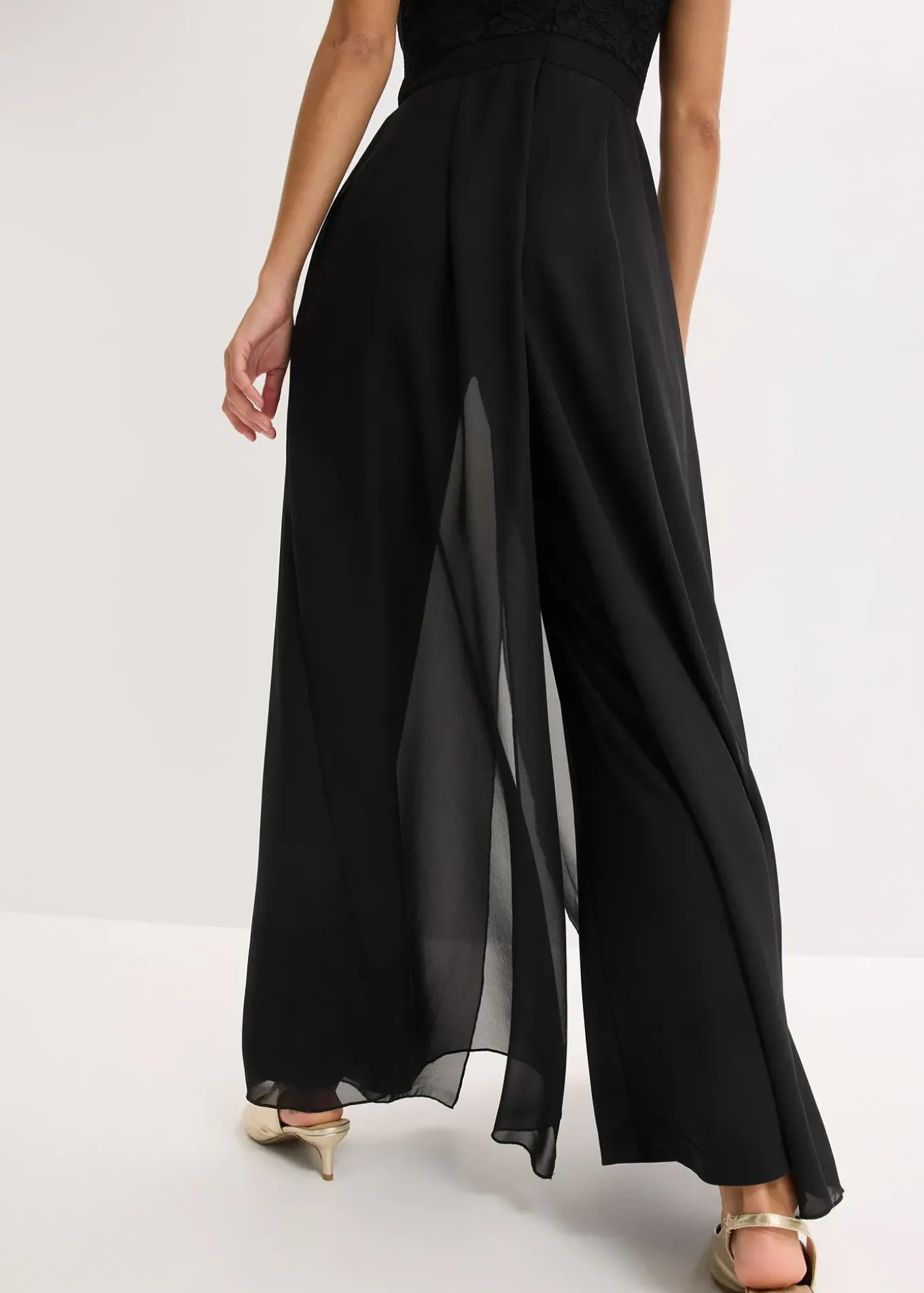 Combinaison avec dentelle et empiècement de mousseline