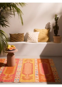 Coussin à motif en relief