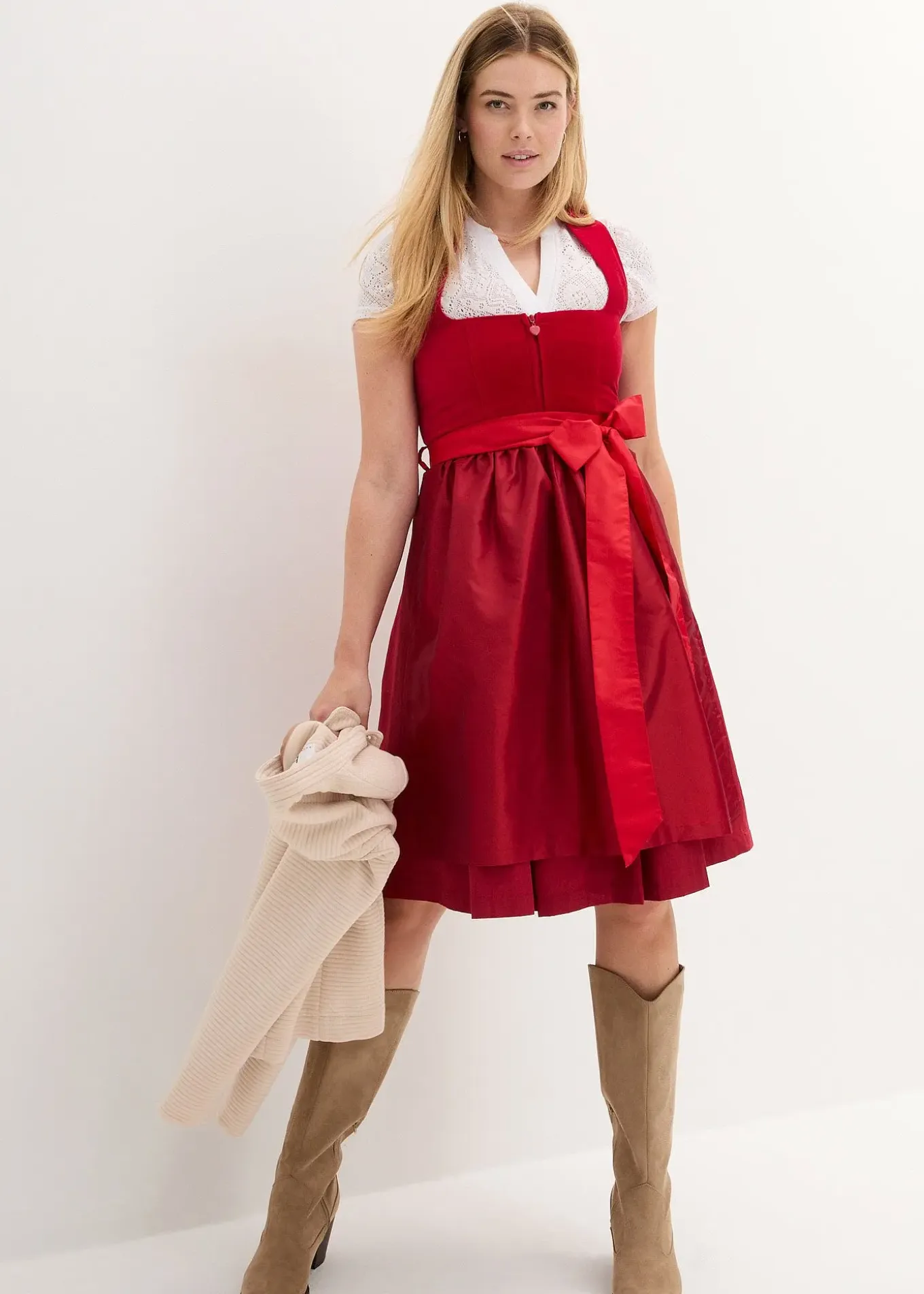 Dirndl avec corsage en velours et tablier en satin