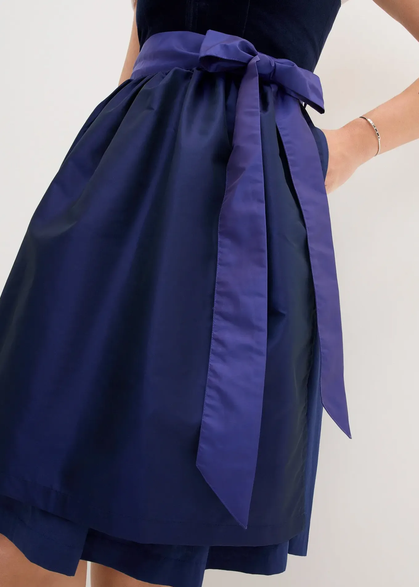 Dirndl avec corsage en velours et tablier en satin