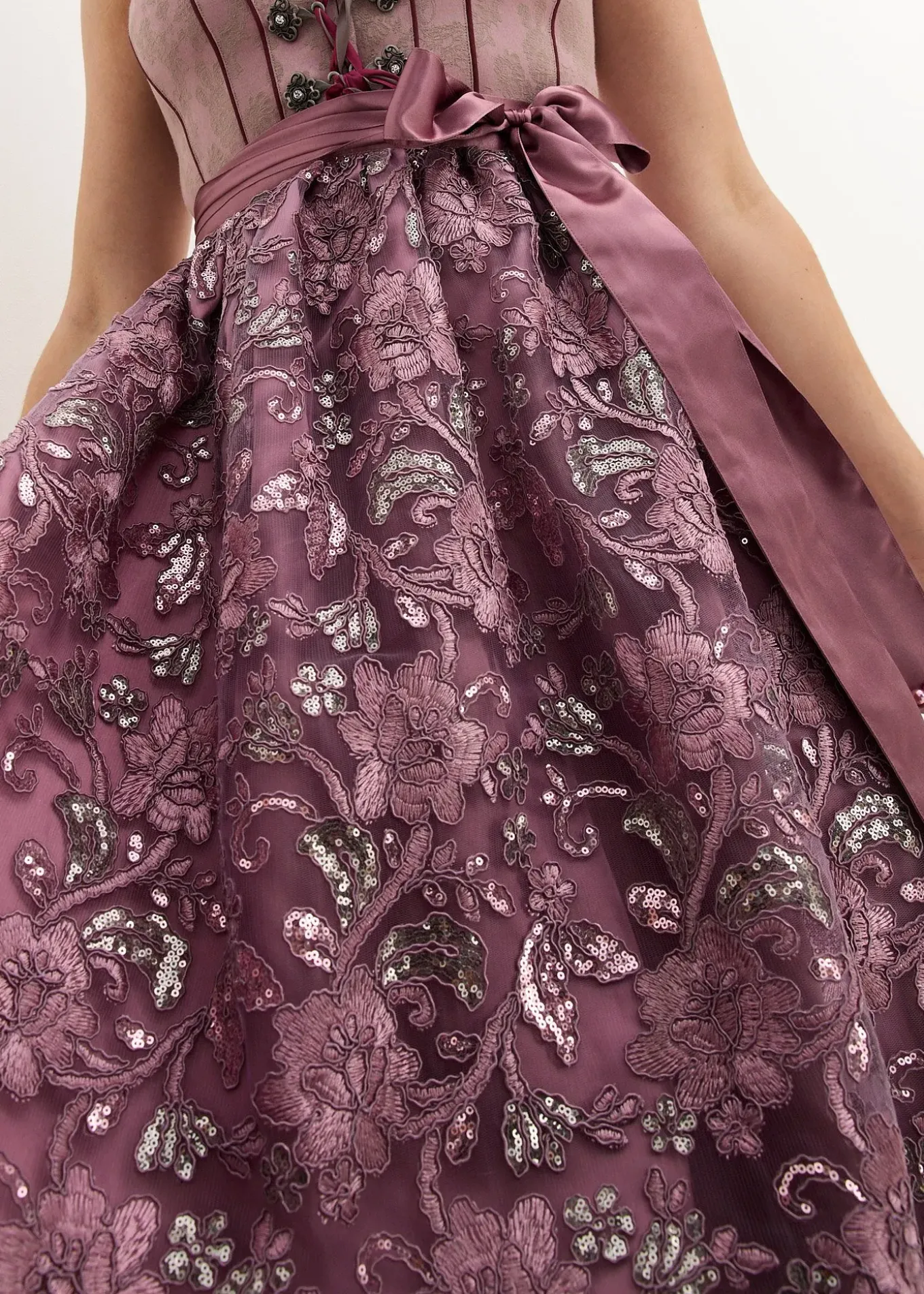 Dirndl avec tablier à sequins