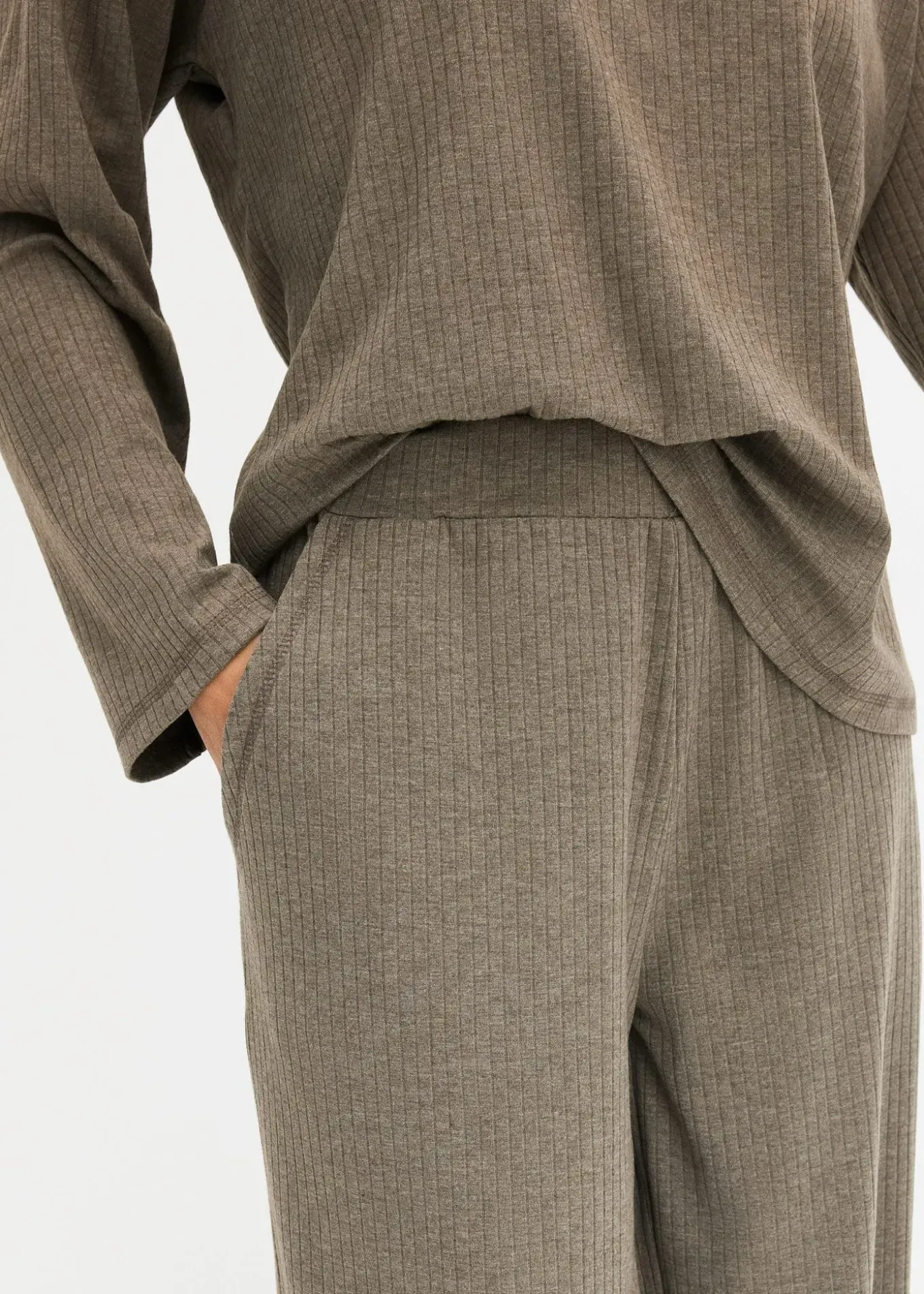 Ensemble d'intérieur en matière côtelée douce