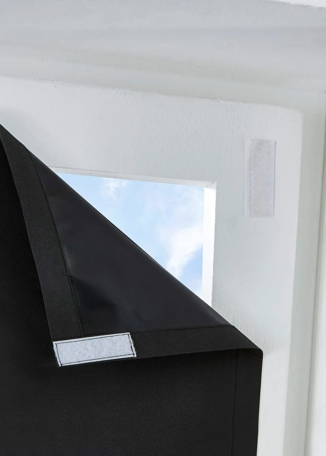 Film occultant pour fenêtre de toit avec bande auto-agrippante