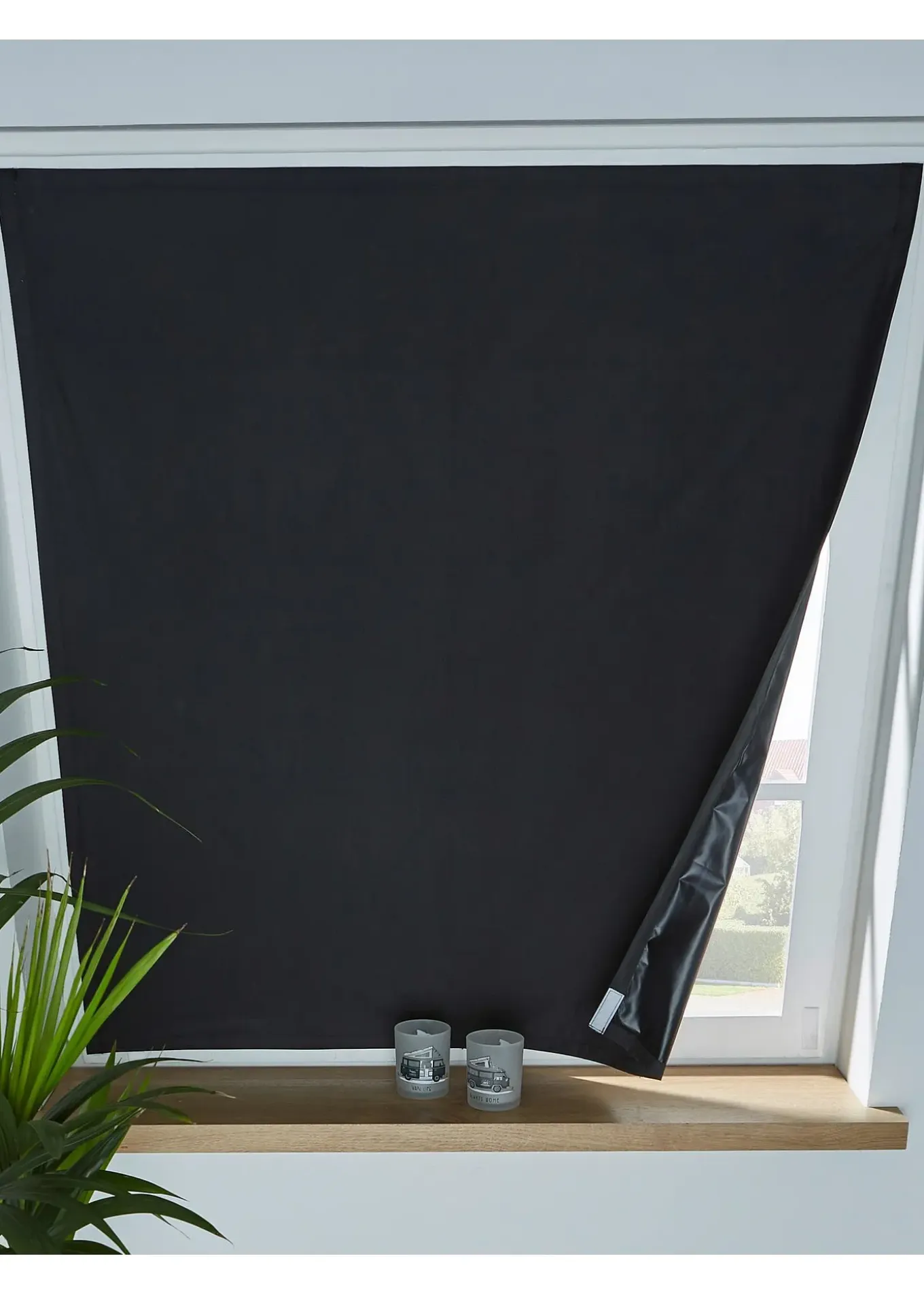 Film occultant pour fenêtre de toit avec bande auto-agrippante