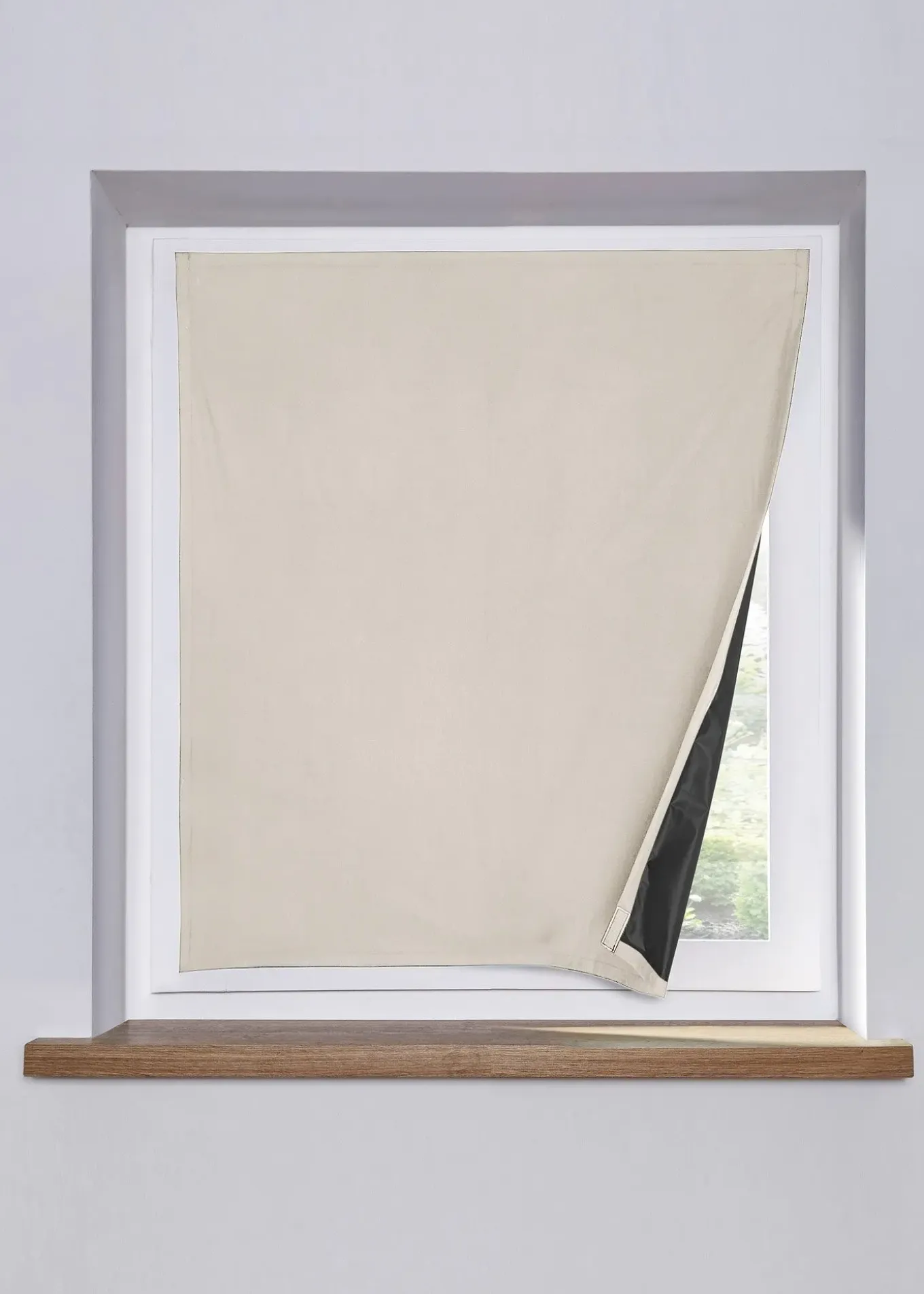 Film occultant pour fenêtre de toit avec bande auto-agrippante