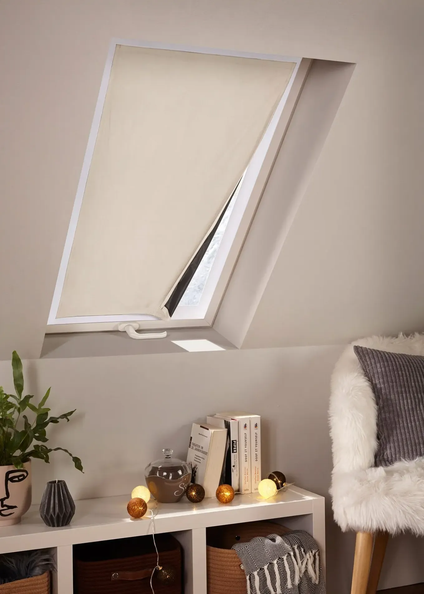 Film occultant pour fenêtre de toit avec bande auto-agrippante