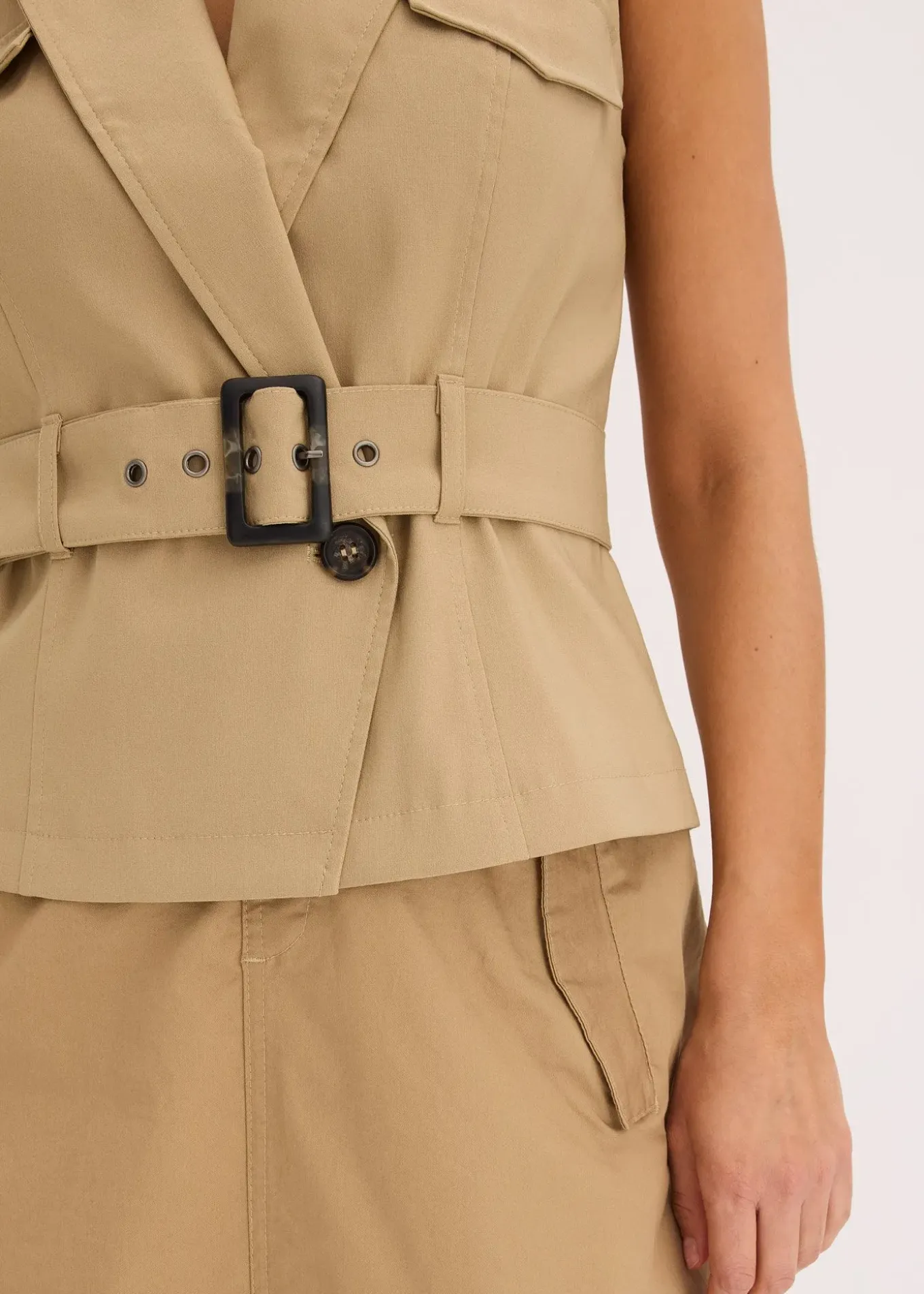 Gilet sans manches avec ceinture